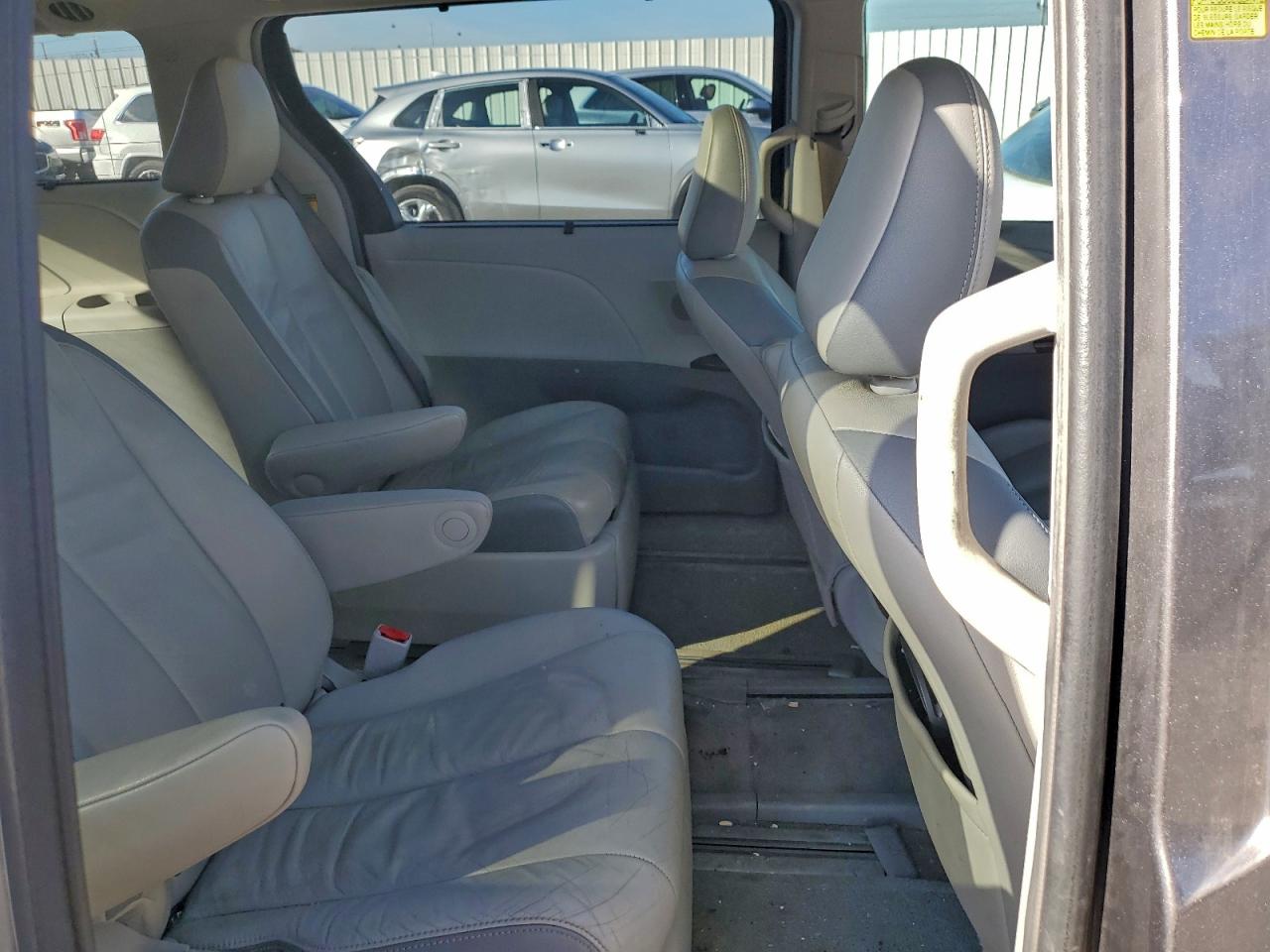 2014 TOYOTA SIENNA XLE photo 10