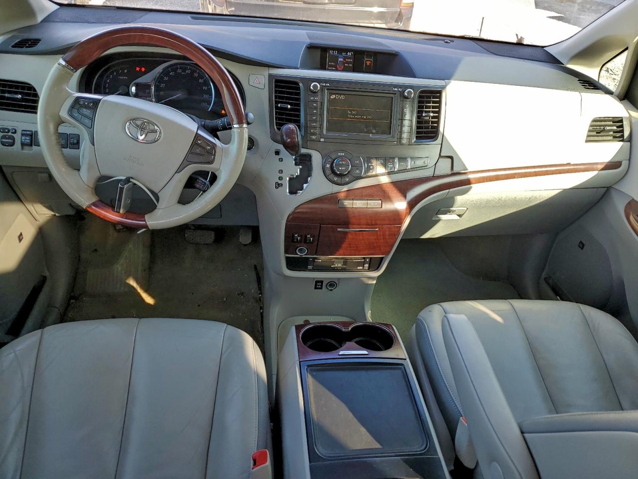 2014 TOYOTA SIENNA XLE photo 8