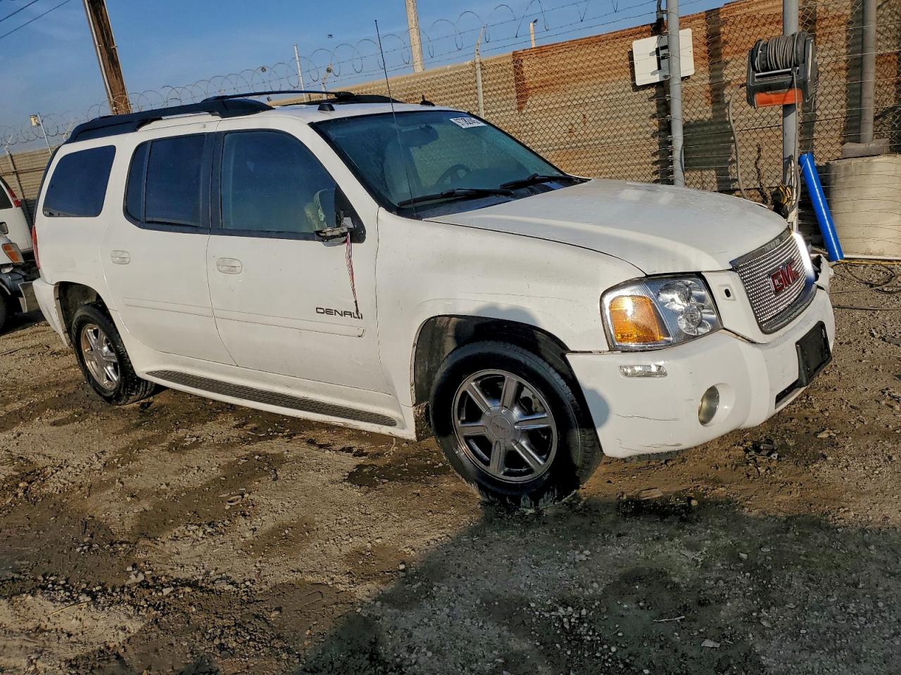 2005 GMC ENVOY DENALI XL photo 4