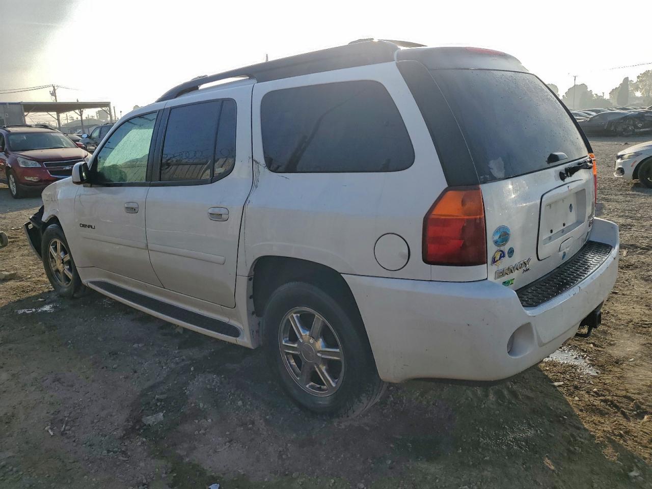 2005 GMC ENVOY DENALI XL photo 2