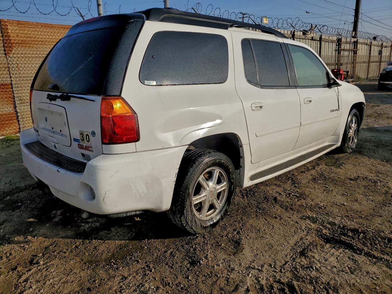 2005 GMC ENVOY DENALI XL photo 3