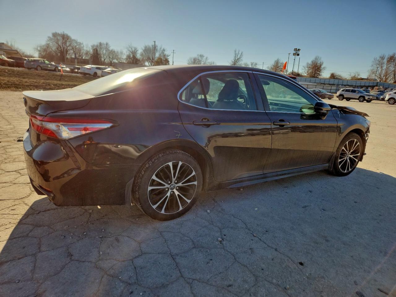 2018 TOYOTA CAMRY L photo 3