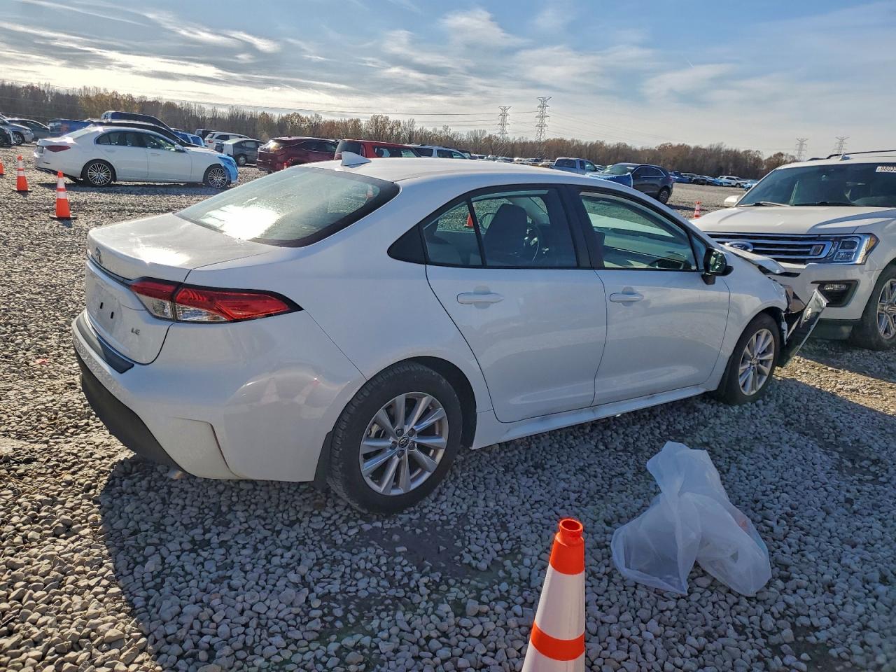 2025 TOYOTA COROLLA LE photo 3