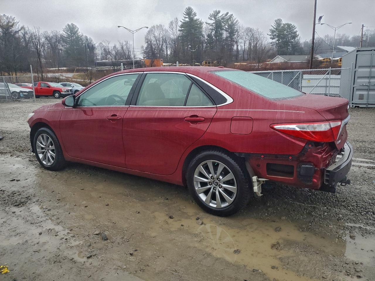 2015 TOYOTA CAMRY LE photo 2