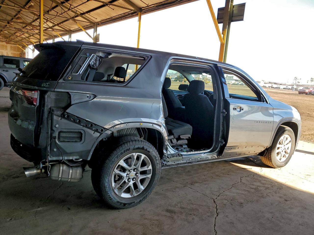 2020 CHEVROLET TRAVERSE LS photo 3