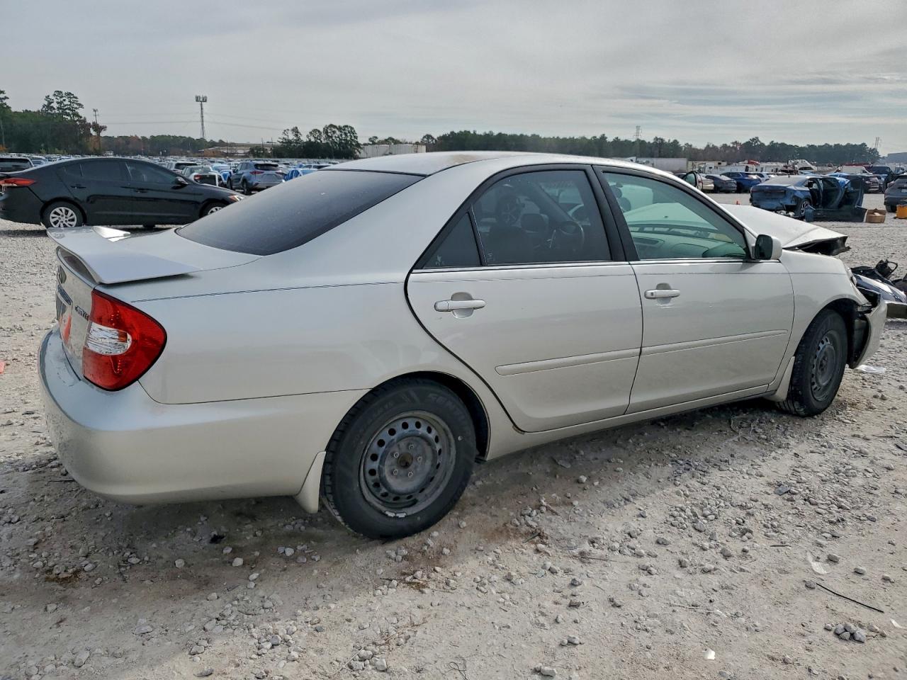2004 TOYOTA CAMRY LE photo 3