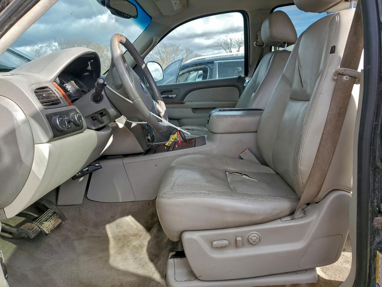 2011 CHEVROLET SUBURBAN K1500 LTZ photo 13