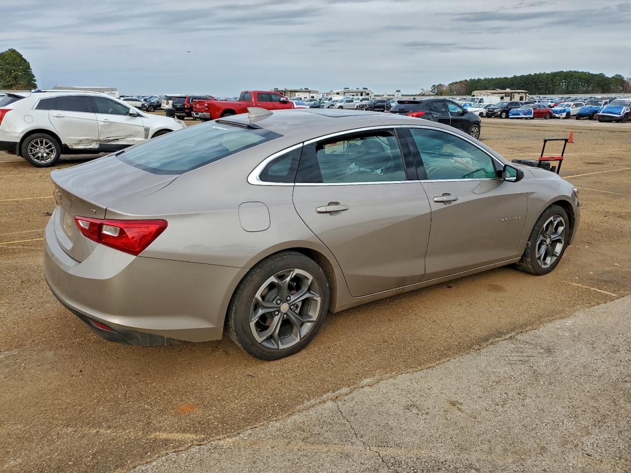 2023 CHEVROLET MALIBU LT photo 3