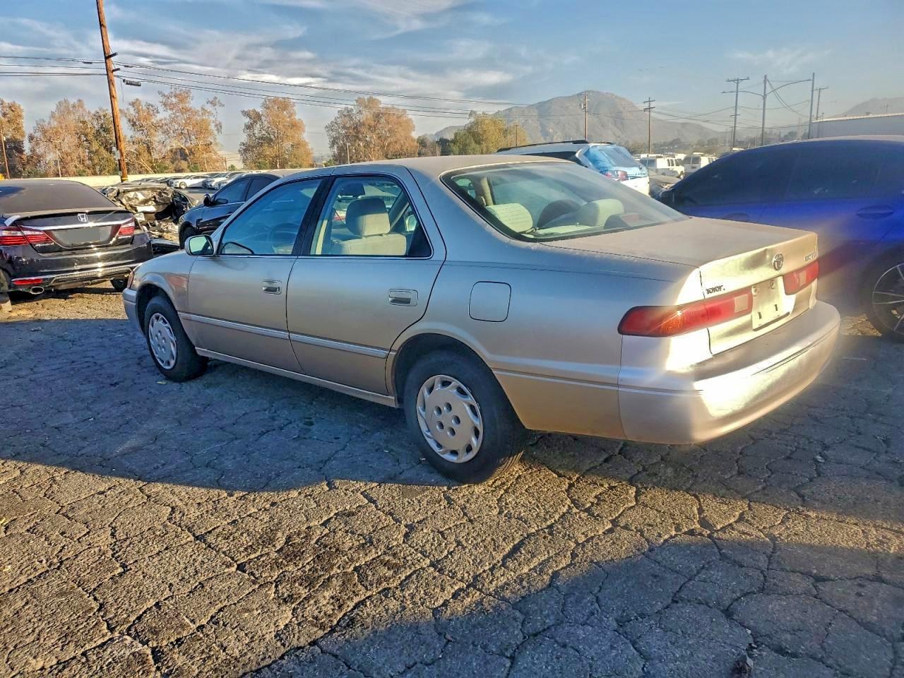 1997 TOYOTA CAMRY LE photo 3
