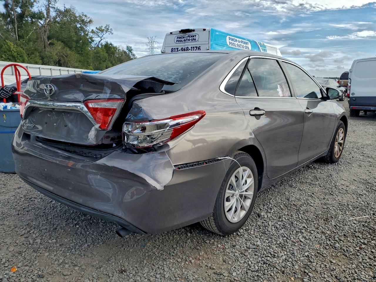 2017 TOYOTA CAMRY LE photo 3