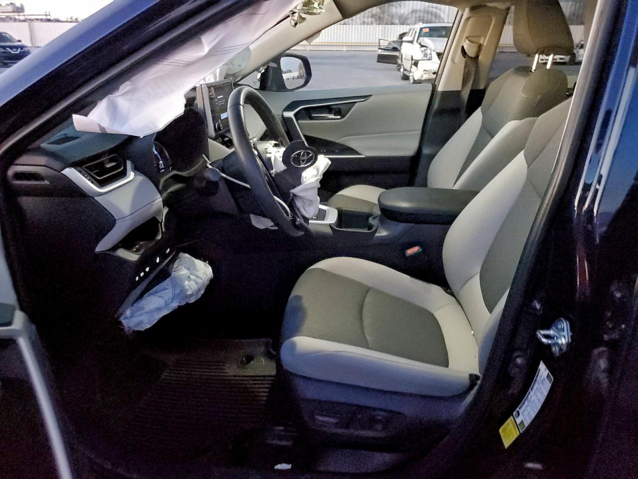 2025 TOYOTA RAV4 XLE photo 7