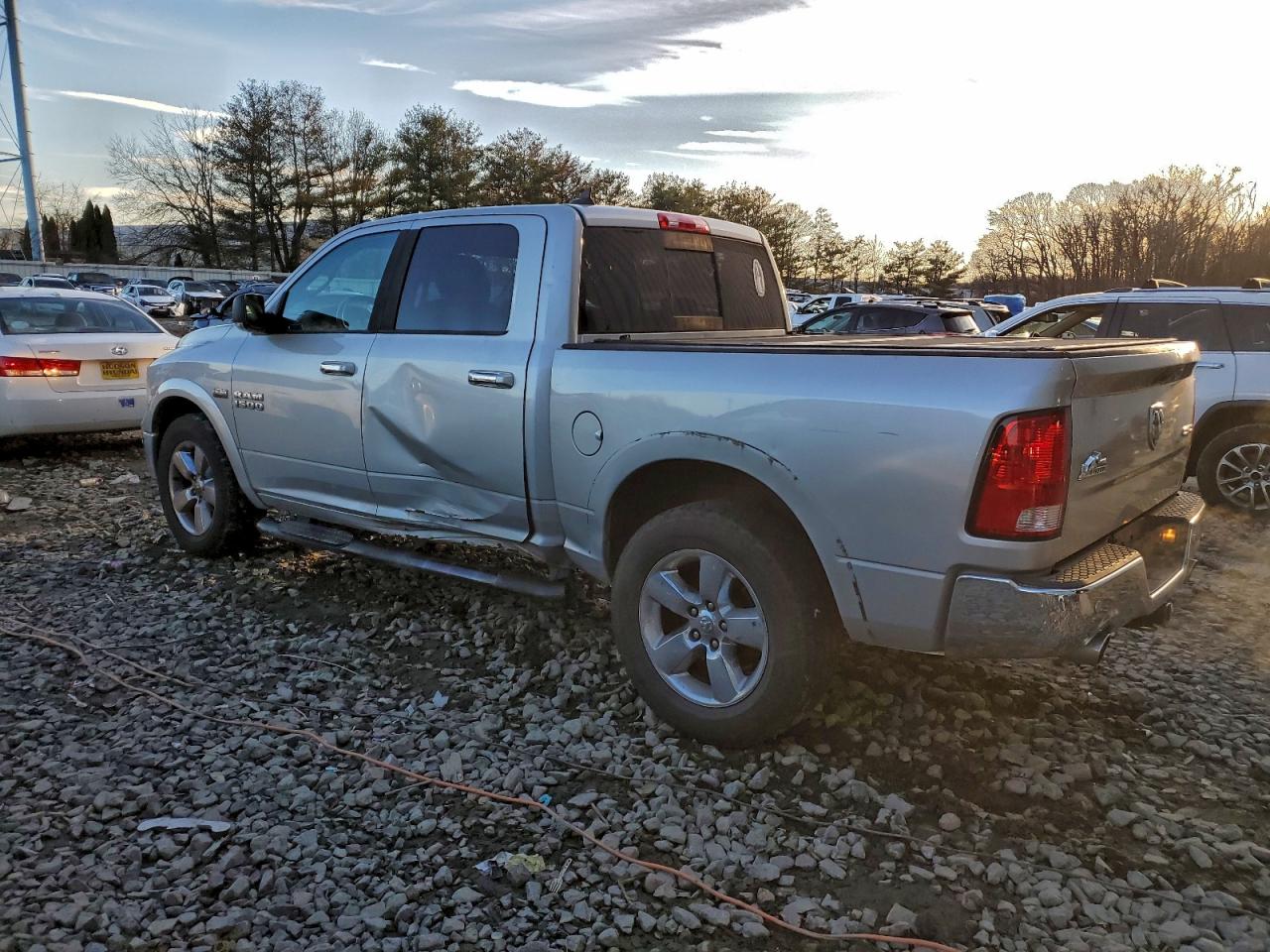 2014 RAM 1500 SLT photo 2
