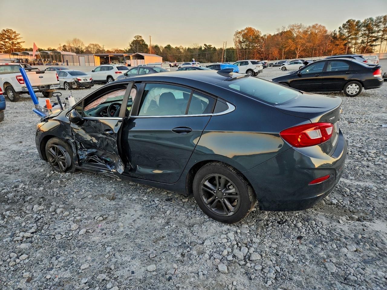 2017 CHEVROLET CRUZE LT photo 2