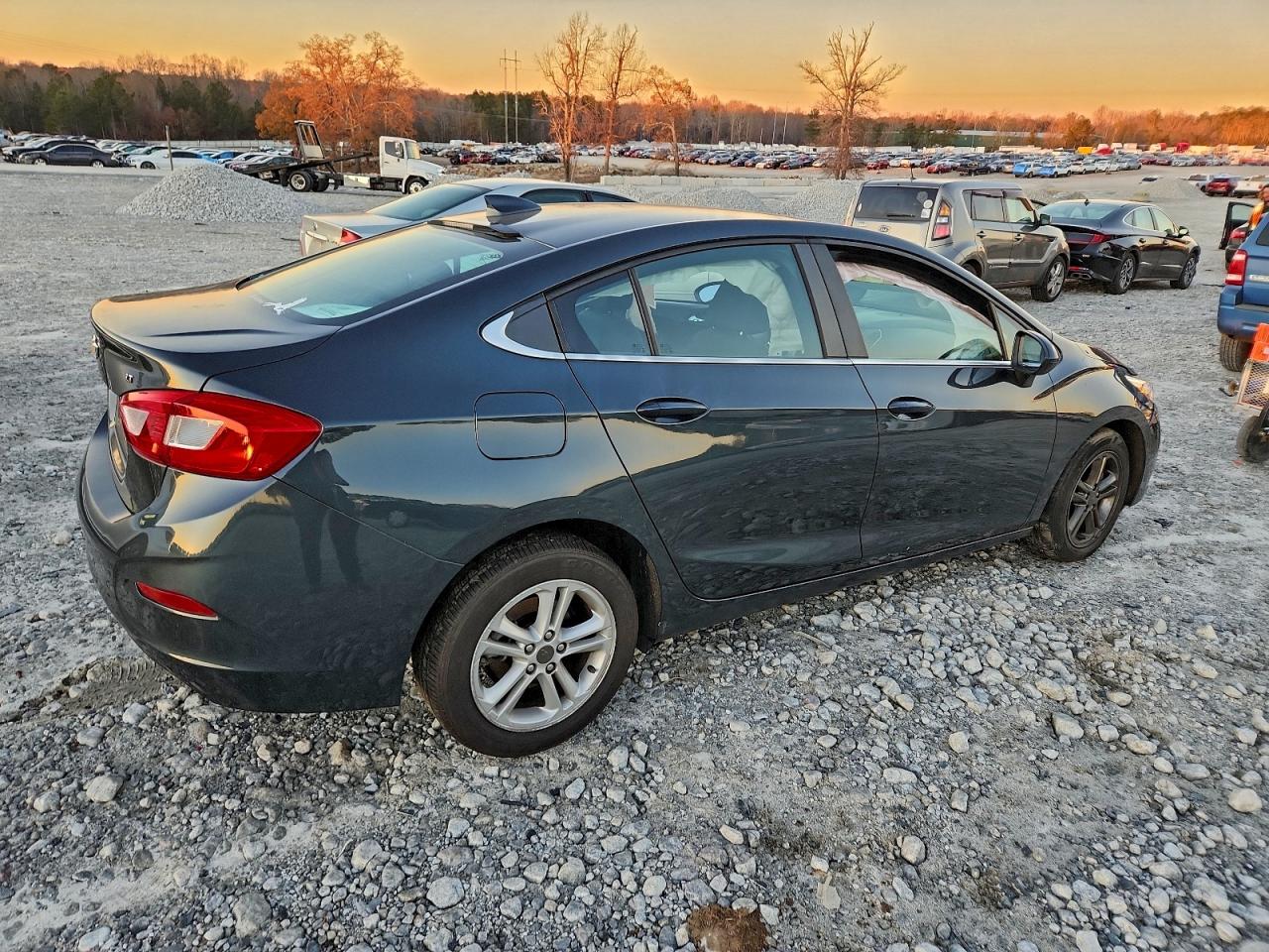 2017 CHEVROLET CRUZE LT photo 3