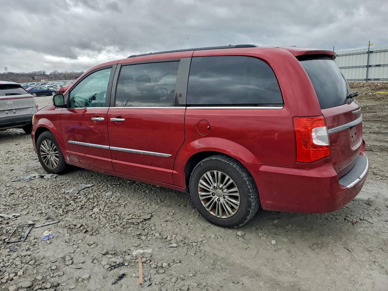 2013 CHRYSLER TOWN & COUNTRY TOURING L photo 2