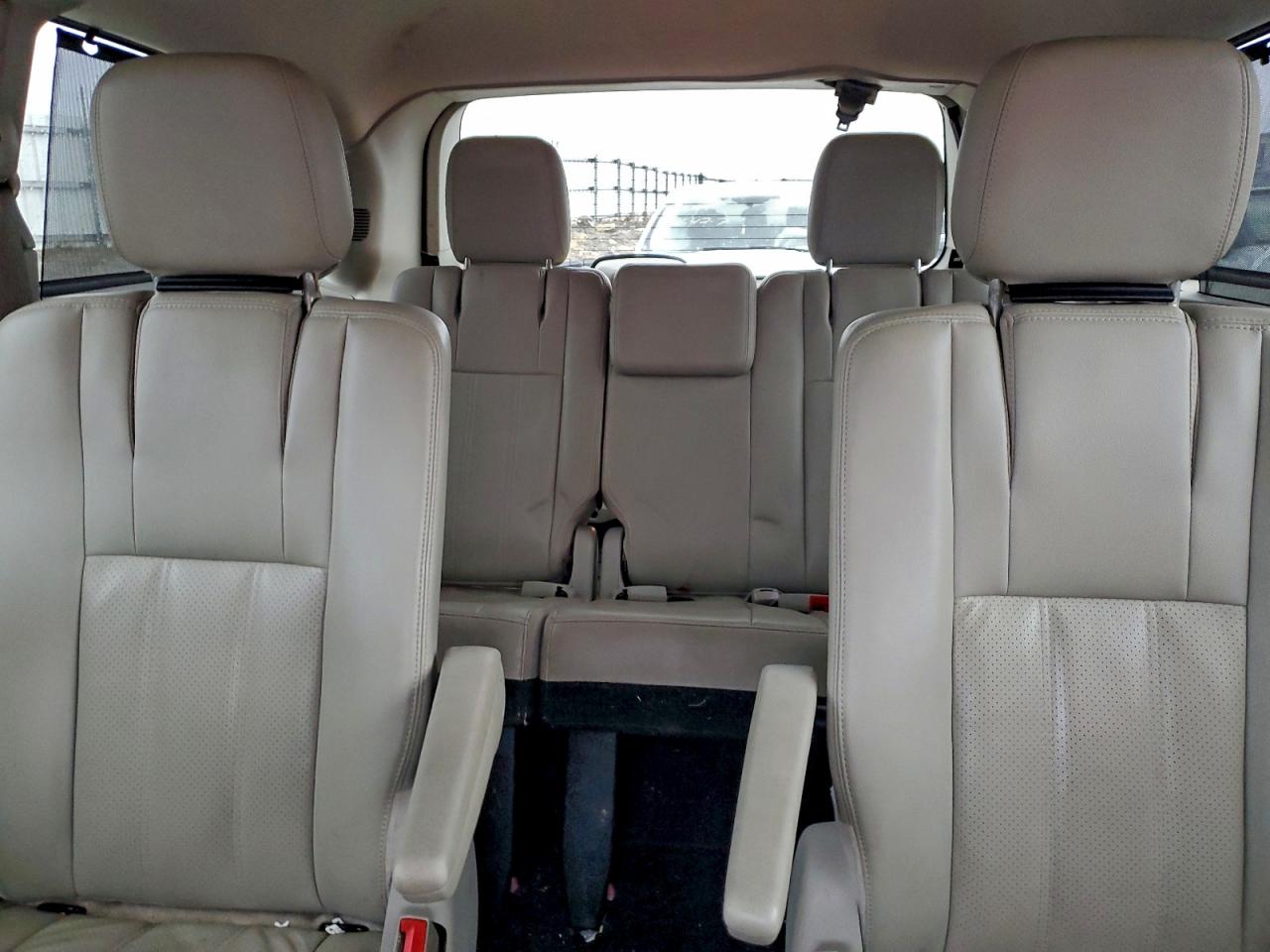 2013 CHRYSLER TOWN & COUNTRY TOURING L photo 10