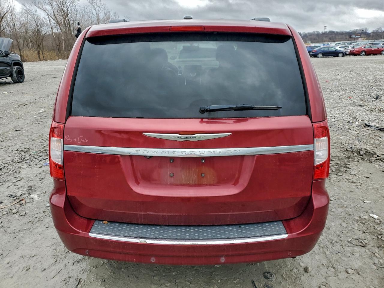 2013 CHRYSLER TOWN & COUNTRY TOURING L photo 6