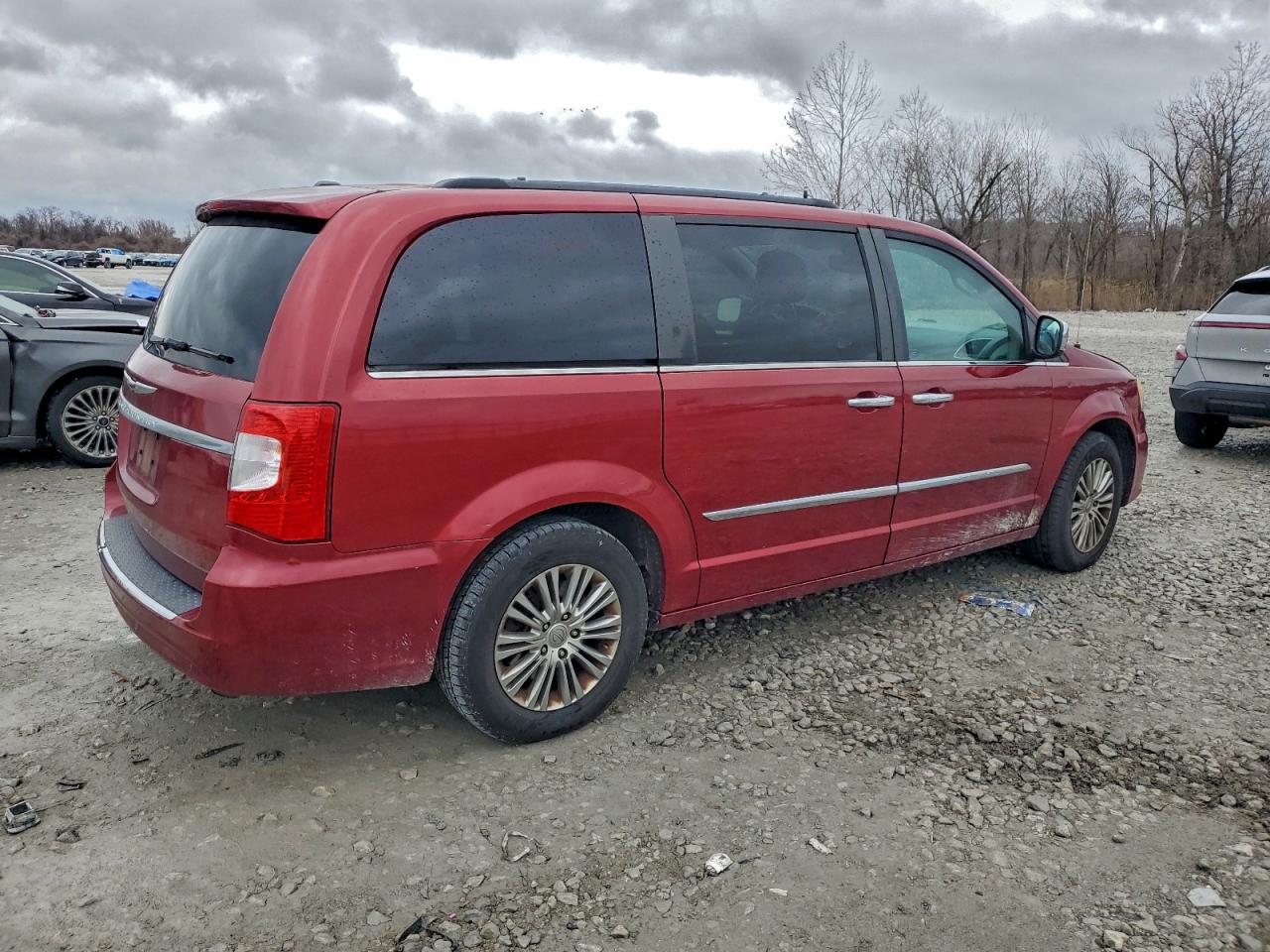 2013 CHRYSLER TOWN & COUNTRY TOURING L photo 3