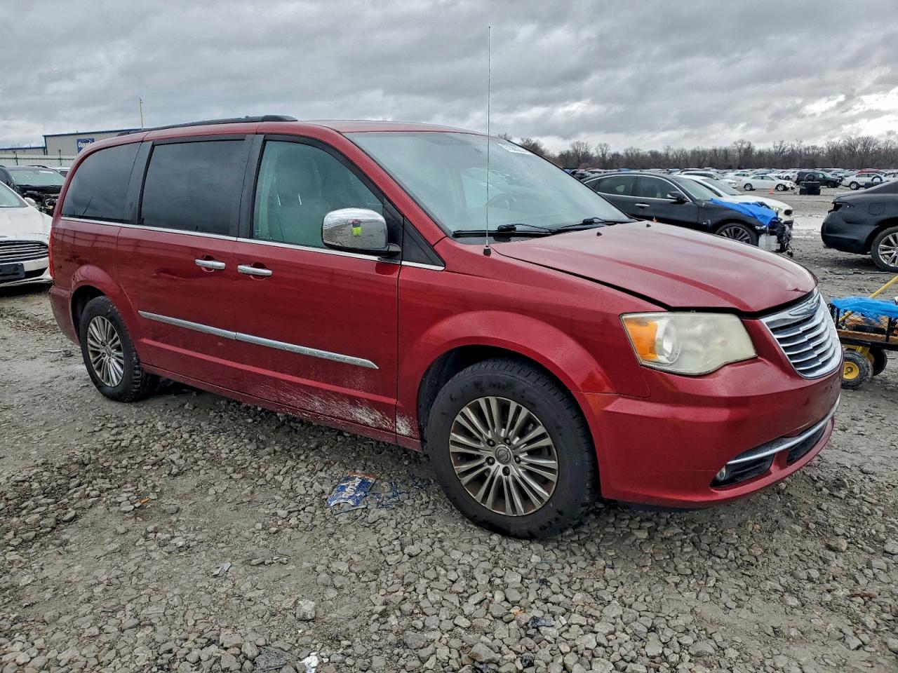 2013 CHRYSLER TOWN & COUNTRY TOURING L photo 4