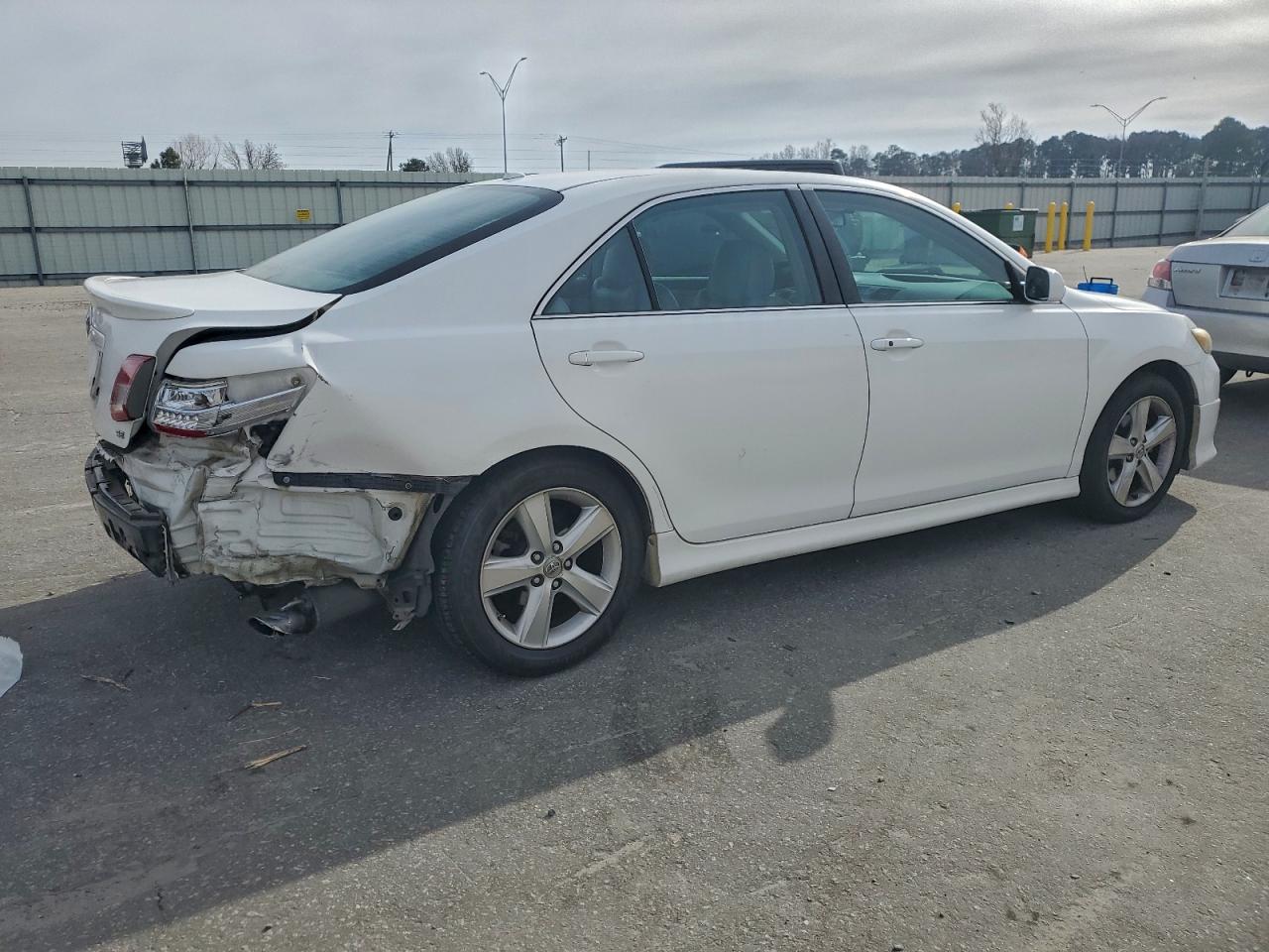 2011 TOYOTA CAMRY BASE photo 3