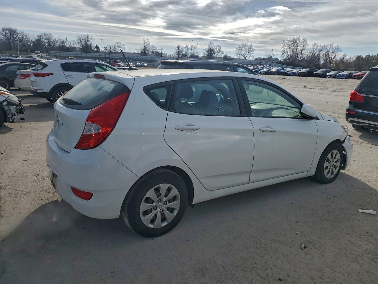 2017 HYUNDAI ACCENT SE photo 3