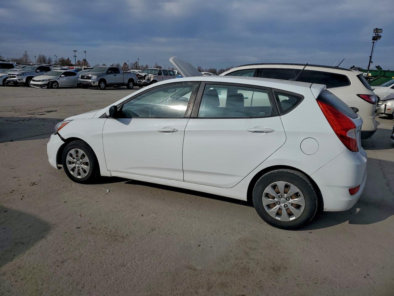 2017 HYUNDAI ACCENT SE photo 2