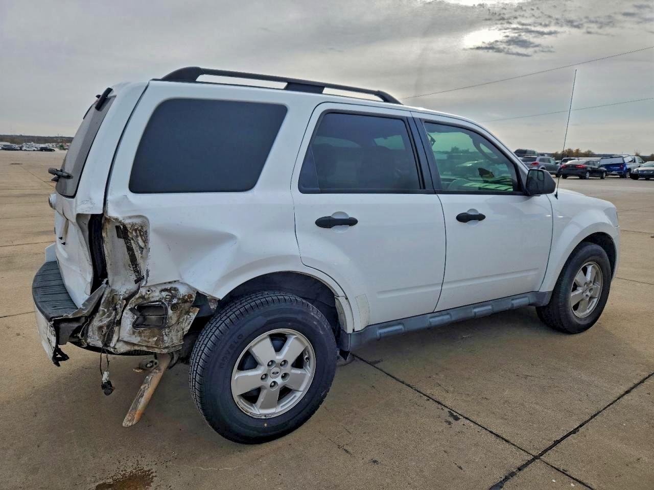 2011 FORD ESCAPE XLT photo 3