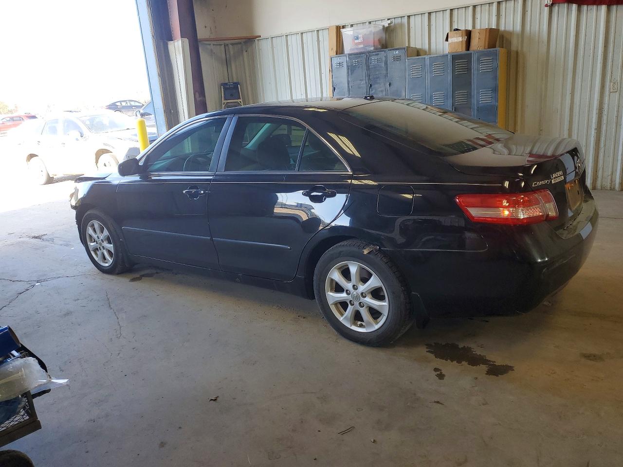 2011 TOYOTA CAMRY BASE photo 3