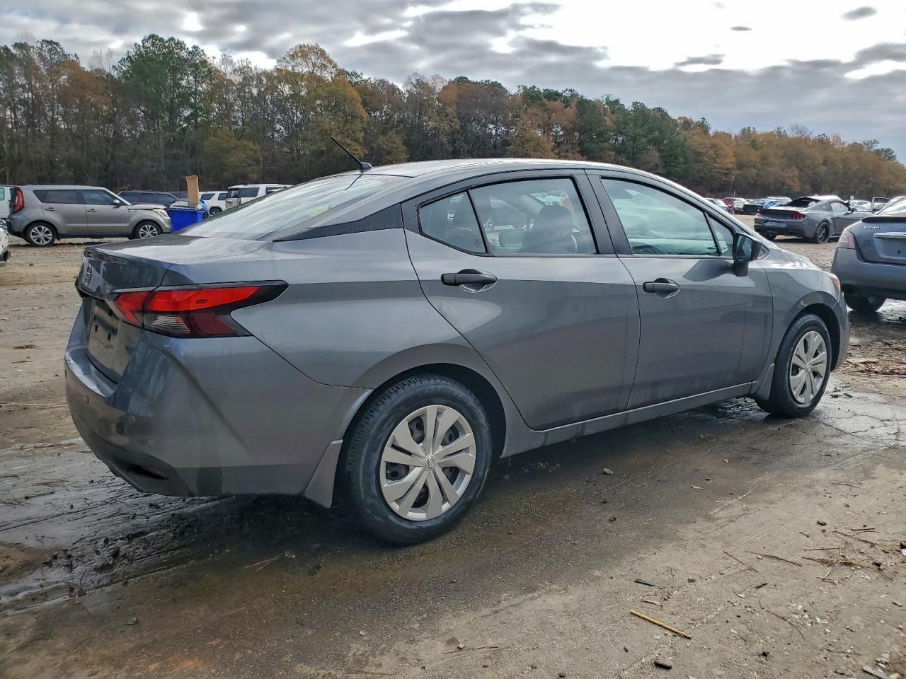 2020 NISSAN VERSA S photo 3