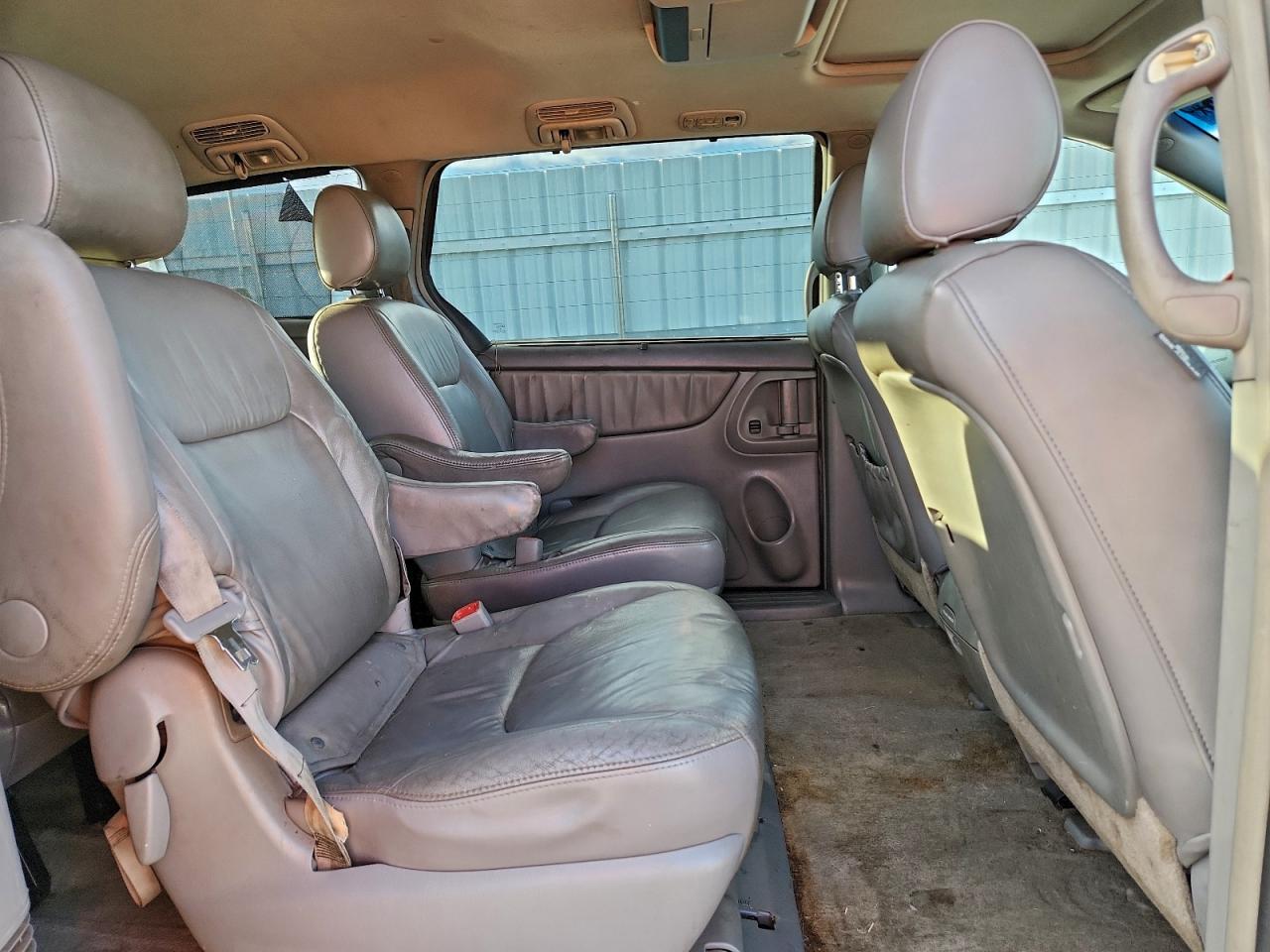 2008 TOYOTA SIENNA XLE photo 11