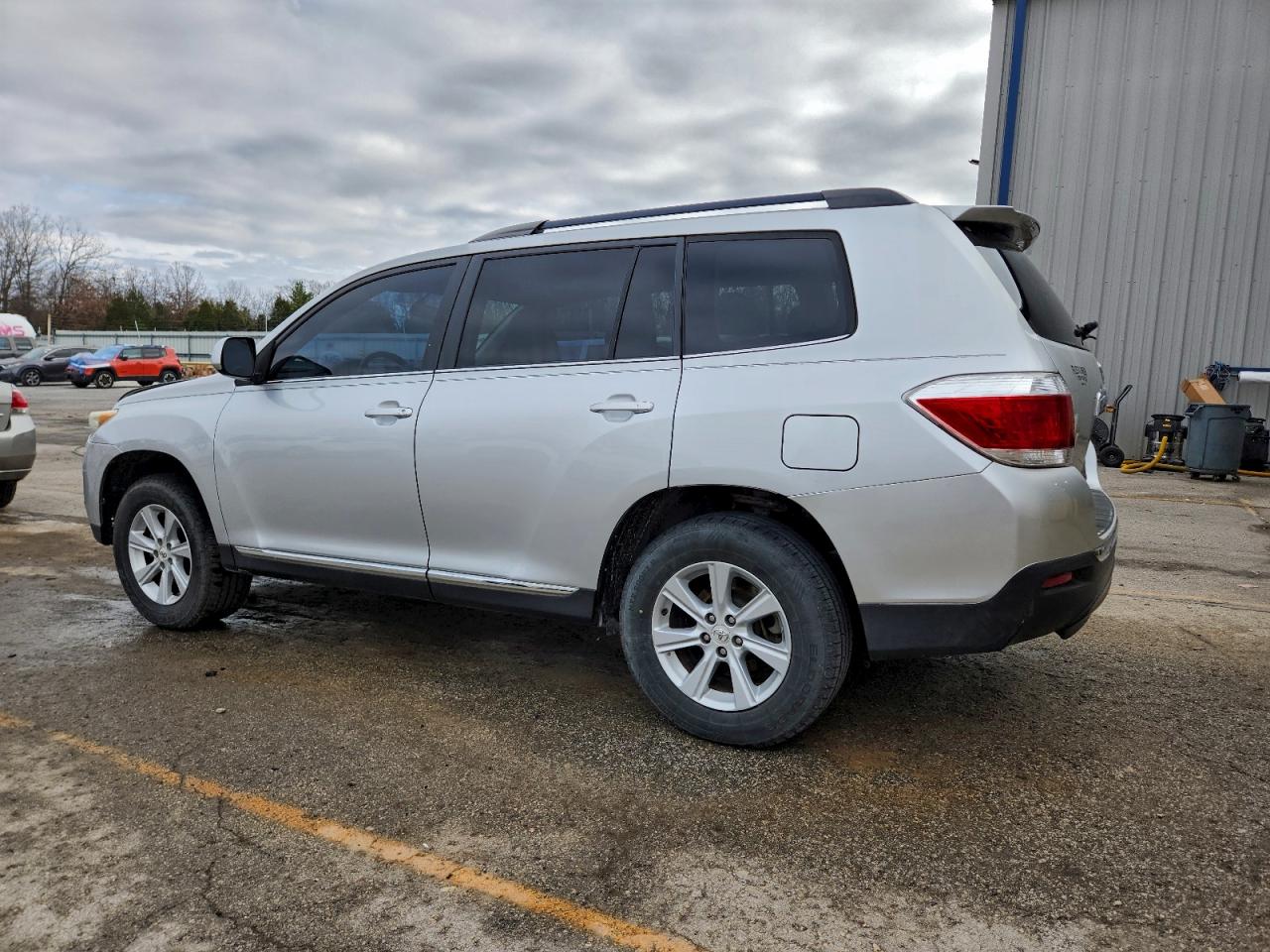 2011 TOYOTA HIGHLANDER BASE photo 2