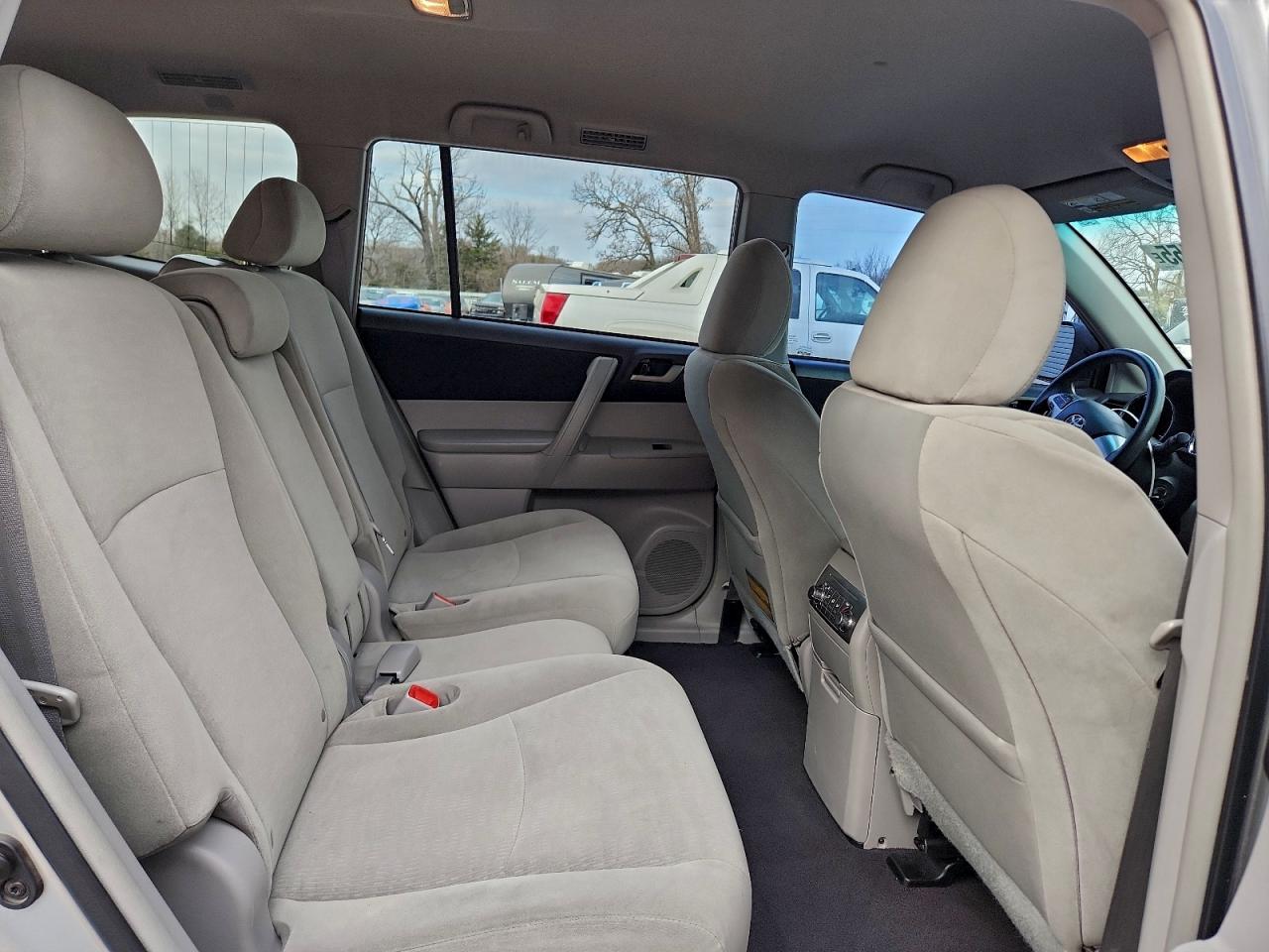 2011 TOYOTA HIGHLANDER BASE photo 11