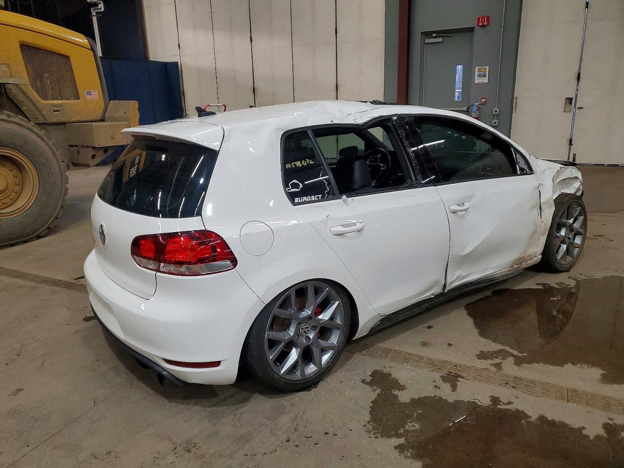 2013 VOLKSWAGEN GTI photo 3