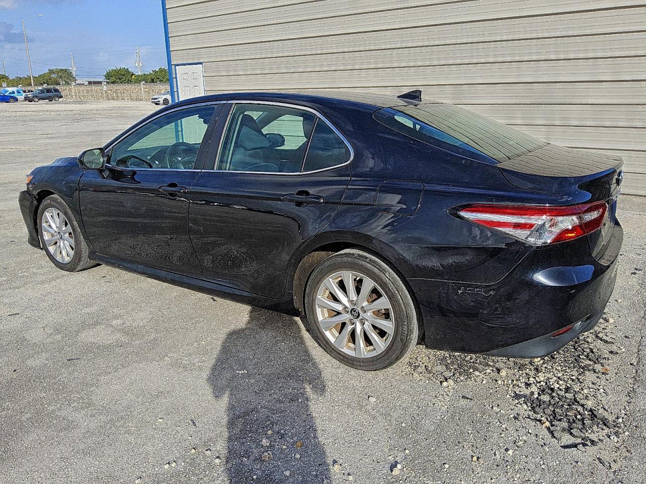 2019 TOYOTA CAMRY L photo 3