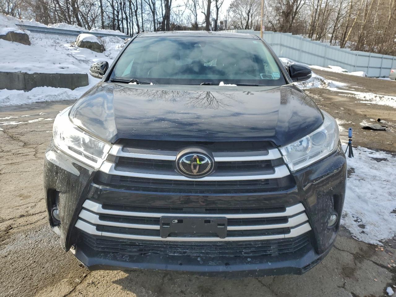 2018 TOYOTA HIGHLANDER LE photo 5