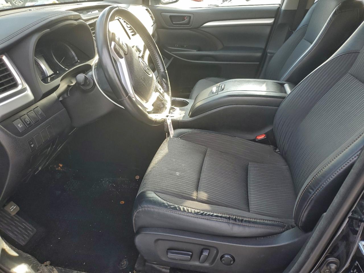 2018 TOYOTA HIGHLANDER LE photo 7