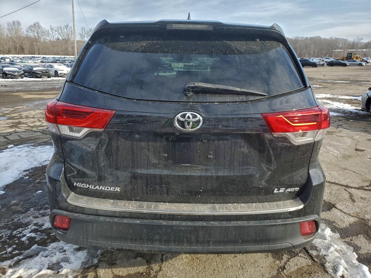 2018 TOYOTA HIGHLANDER LE photo 6