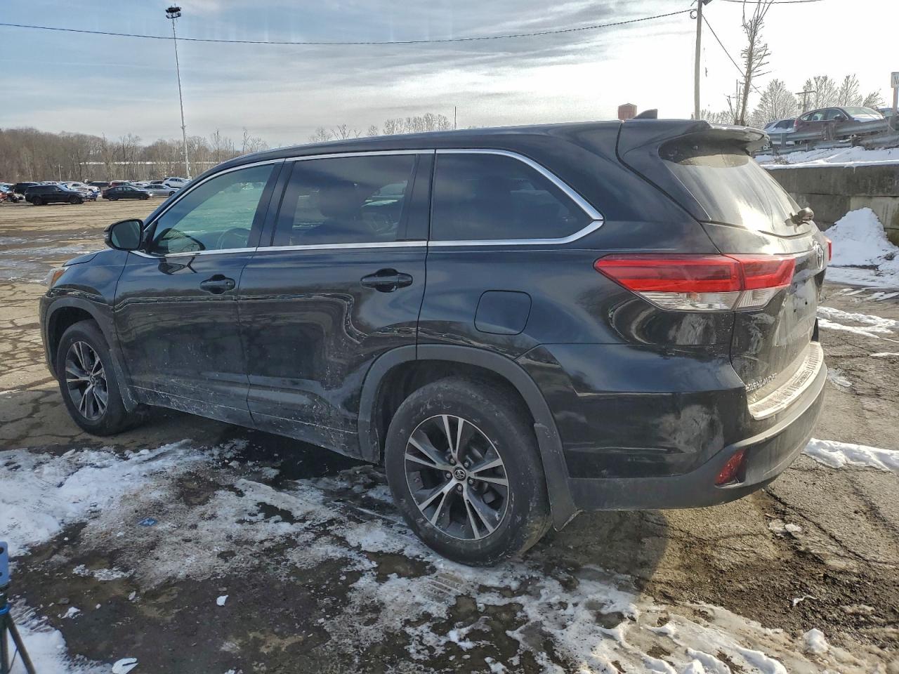 2018 TOYOTA HIGHLANDER LE photo 2