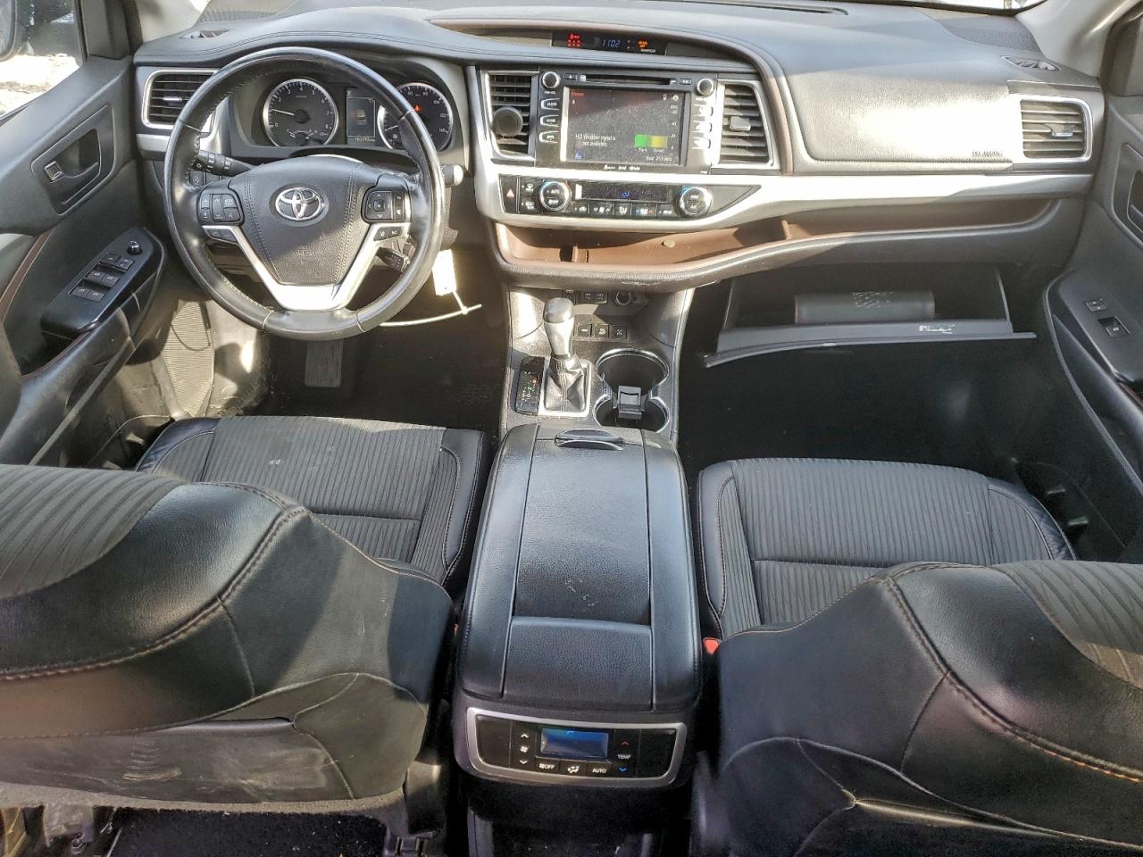 2018 TOYOTA HIGHLANDER LE photo 8