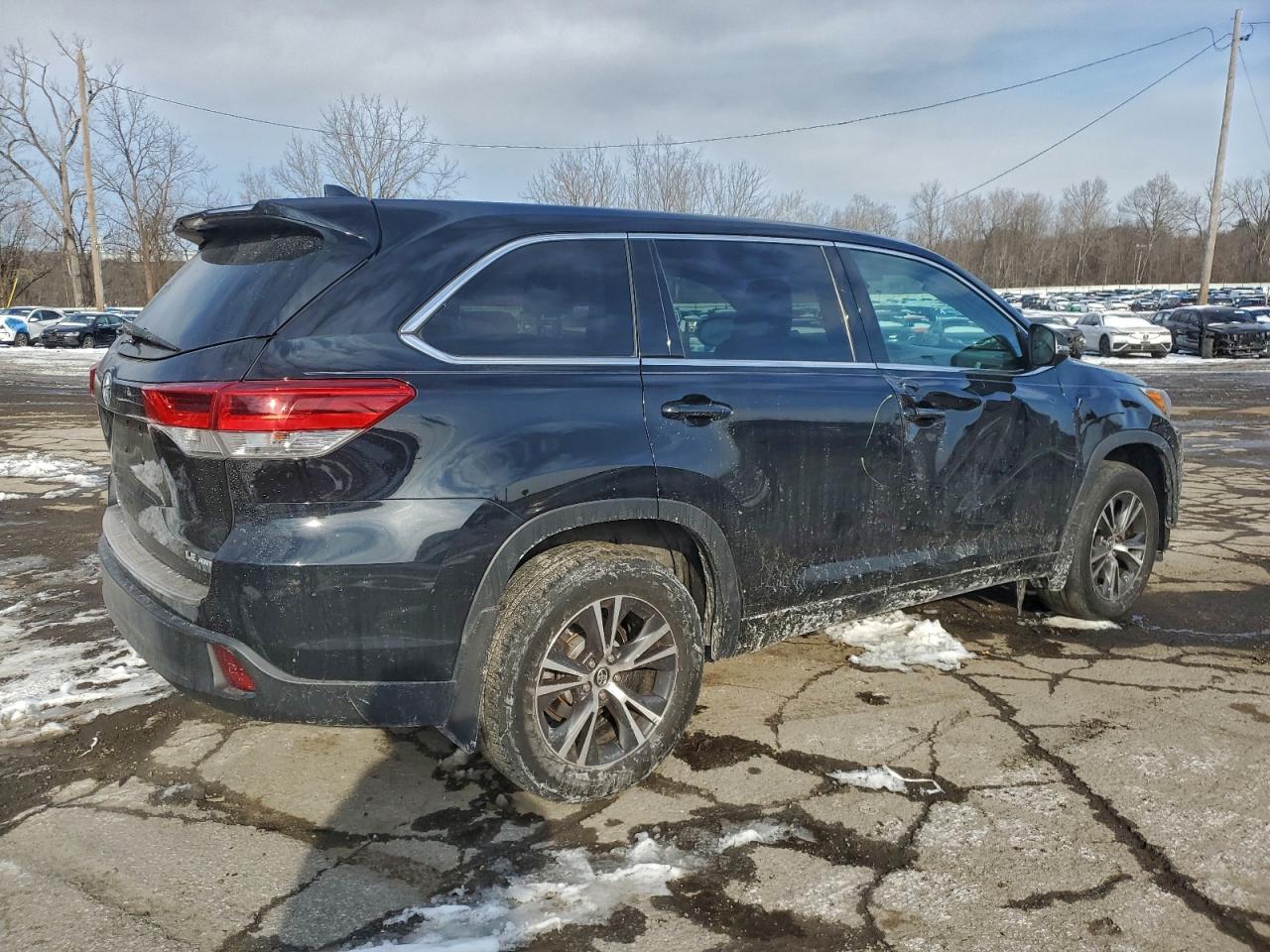 2018 TOYOTA HIGHLANDER LE photo 3