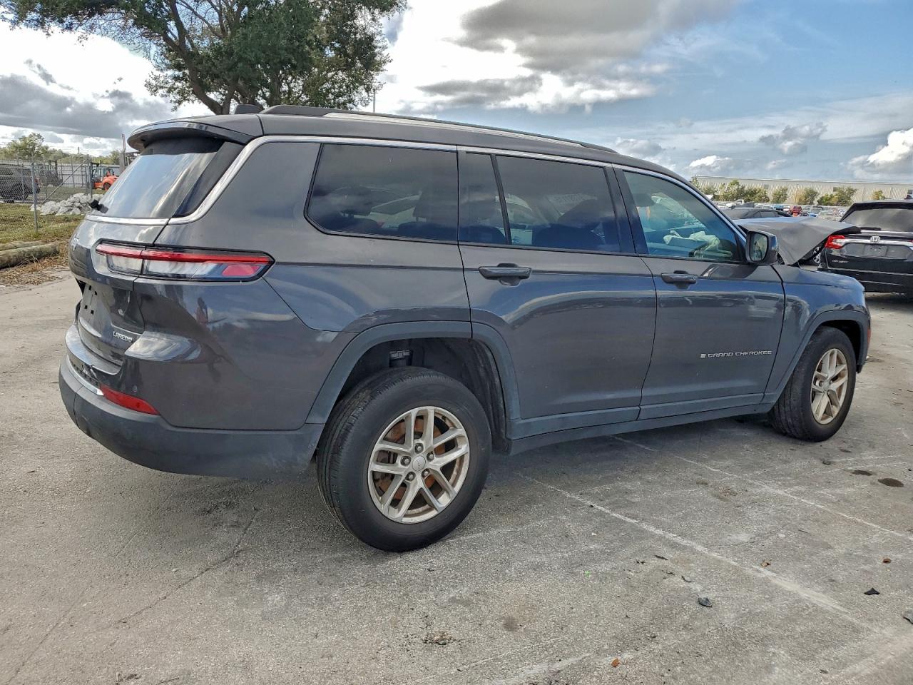 2023 JEEP GRAND CHEROKEE L LAREDO photo 3