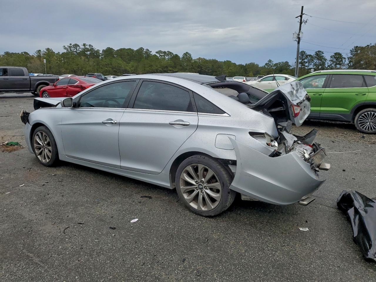 2013 HYUNDAI SONATA SE photo 2