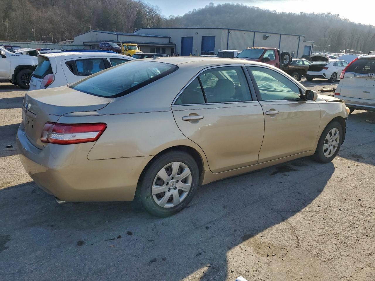2010 TOYOTA CAMRY SE photo 3