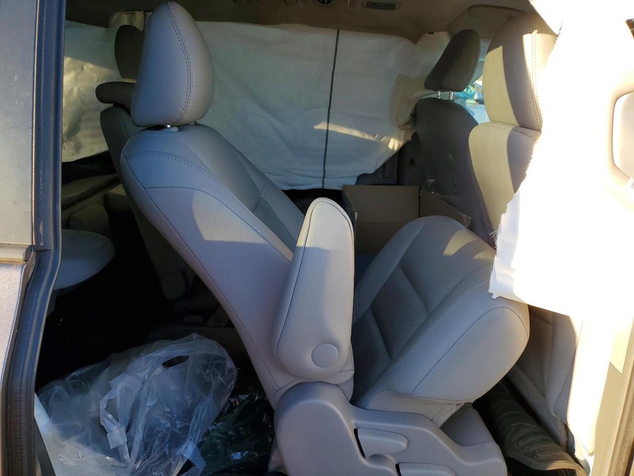 2017 TOYOTA SIENNA XLE photo 11
