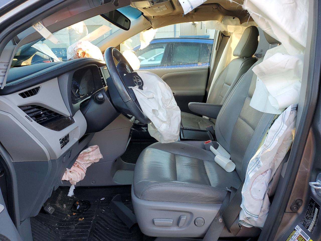 2017 TOYOTA SIENNA XLE photo 7