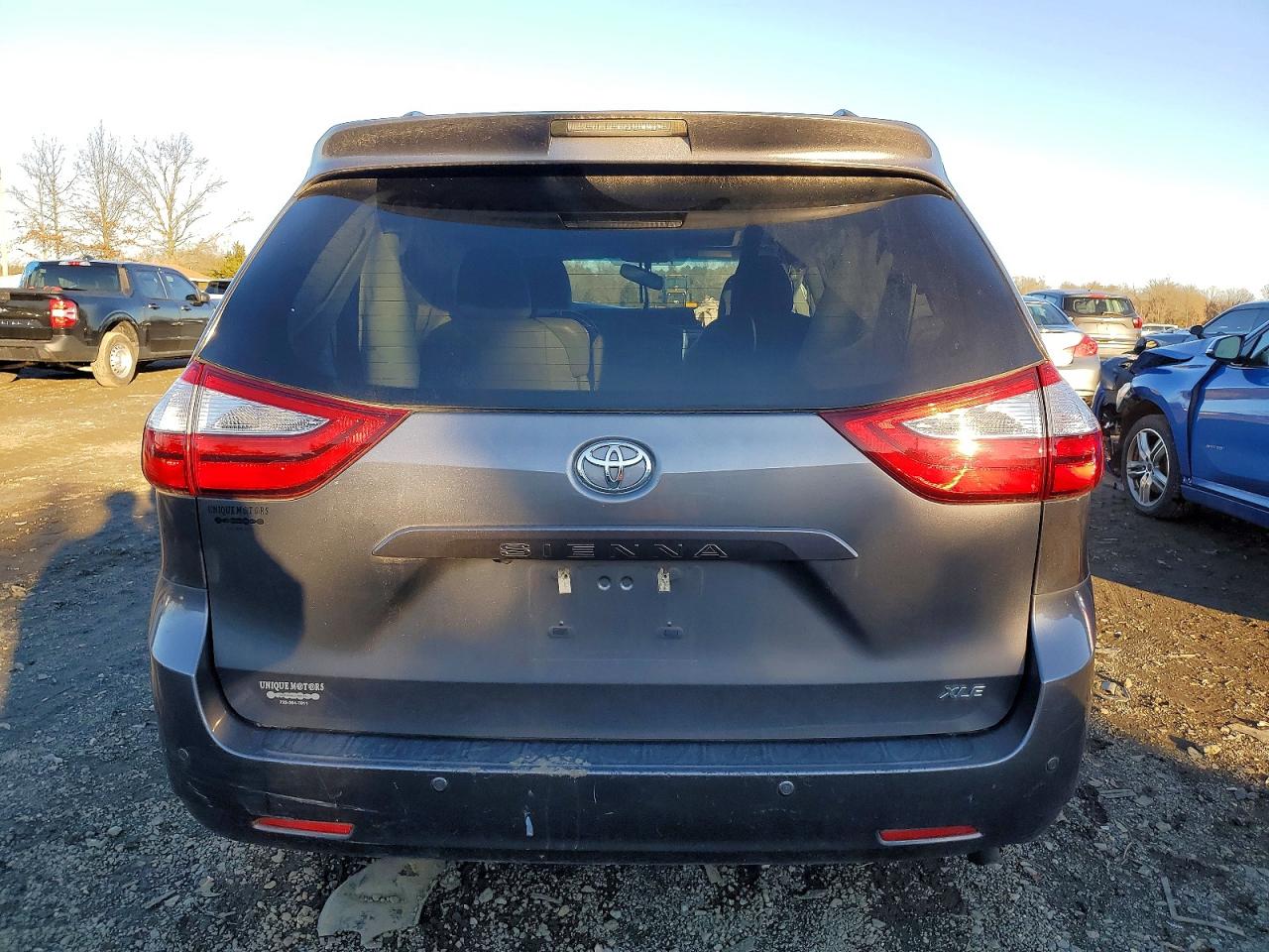 2017 TOYOTA SIENNA XLE photo 6