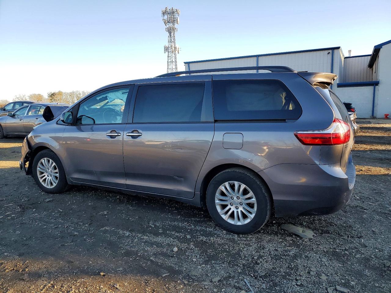 2017 TOYOTA SIENNA XLE photo 2