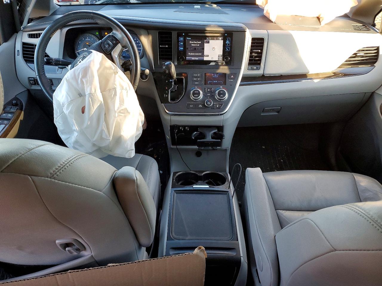 2017 TOYOTA SIENNA XLE photo 8