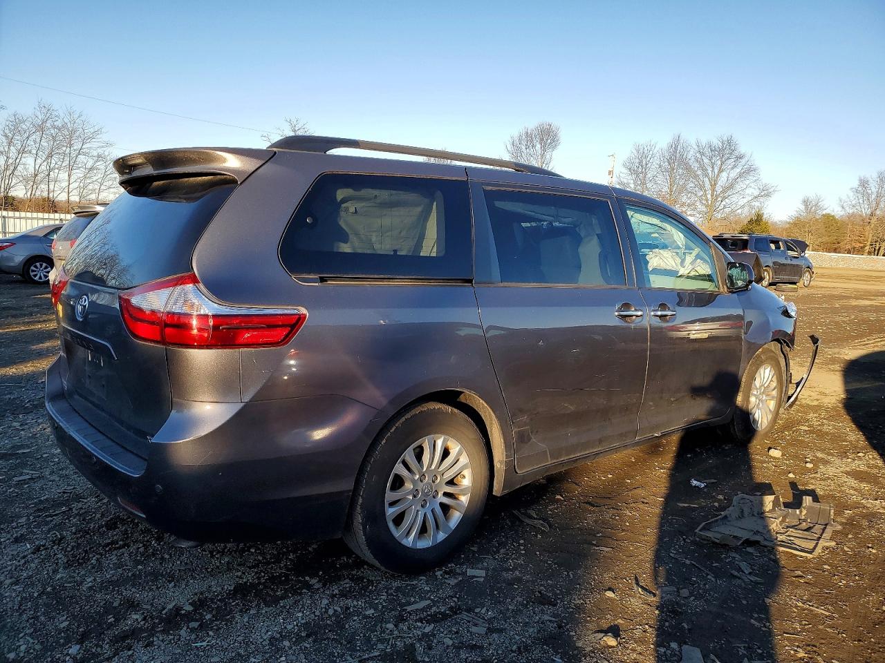 2017 TOYOTA SIENNA XLE photo 3
