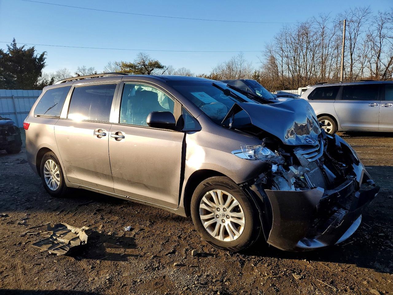 2017 TOYOTA SIENNA XLE photo 4